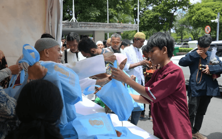 Istana Kepresidenan Bagikan 5.000 Bingkisan di Open House Lebaran