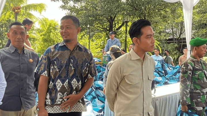 Wapres Gibran Tinjau Pembagian Bantuan di Solo