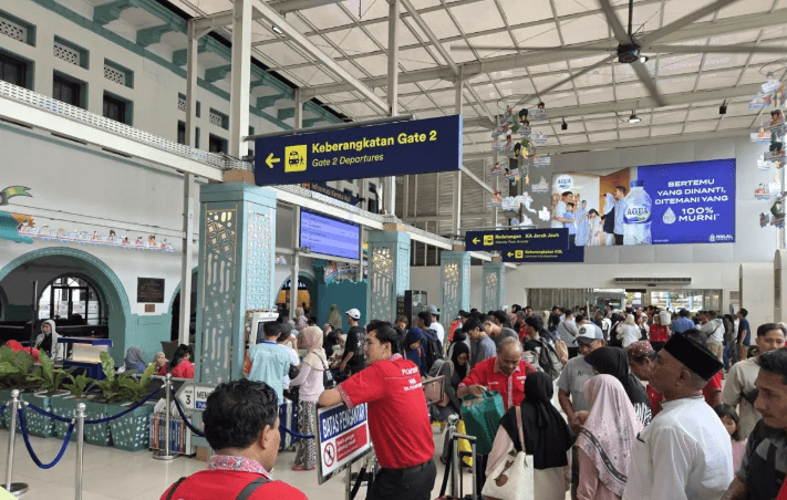 Lonjakan Penumpang di Stasiun Pasar Senen