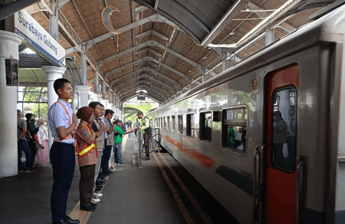 KAI Daop 8 Surabaya Kerahkan Ratusan Relawan untuk Kelancaran Arus Mudik