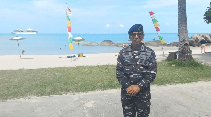 TNI AL Kawal Ratusan Turis Asing di Pantai Parai Bangka
