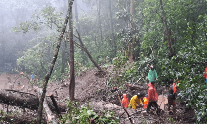 Tanah Longsor Tutup Jalur Pacet-Cangar, Arus Dialihkan