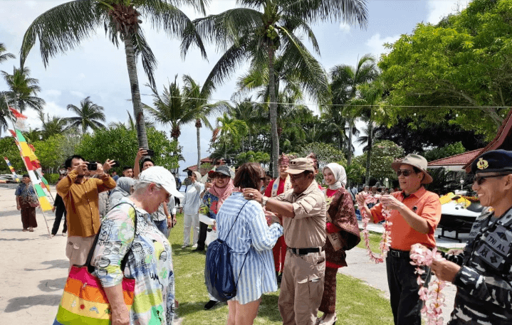 Ratusan Wisatawan Prancis Nikmati Keindahan Pantai Parai Bangka