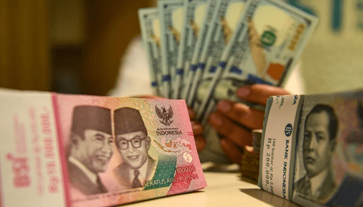 Perang Dagang AS Bikin Rupiah Melemah, Pengamat: Bisa Tembus Rp17.000