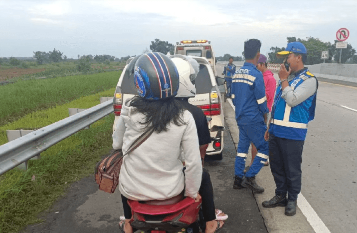 Pengendara Motor Nekat Masuk Tol MKTT, Dievakuasi Petugas