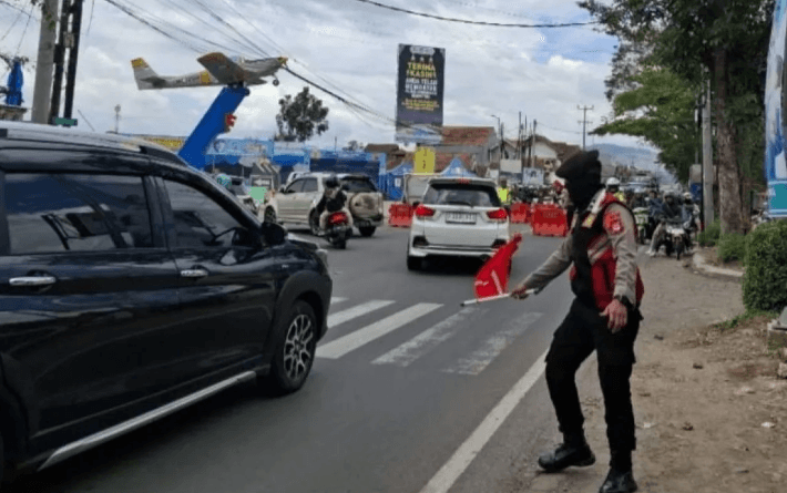 Polisi Terapkan Sistem One Way di Jalan Raya Bandung-Garut untuk Atasi Kepadatan