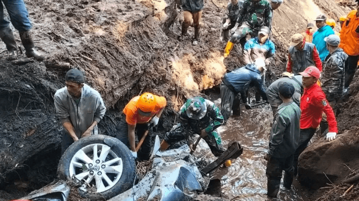 TNI AD dan Tim SAR Gabungan Evakuasi Korban Longsor di Jalur Pacet-Cangar