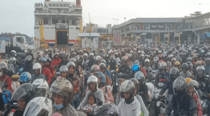 Kendaraan Roda Dua Padati Pelabuhan Bakauheni pada Sabtu Sore