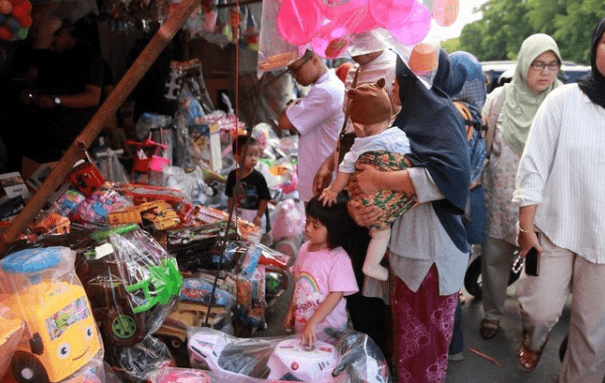 Geliat Pedagang Mainan di Pasar Gembrong, Lebaran tapi Omzet Merosot