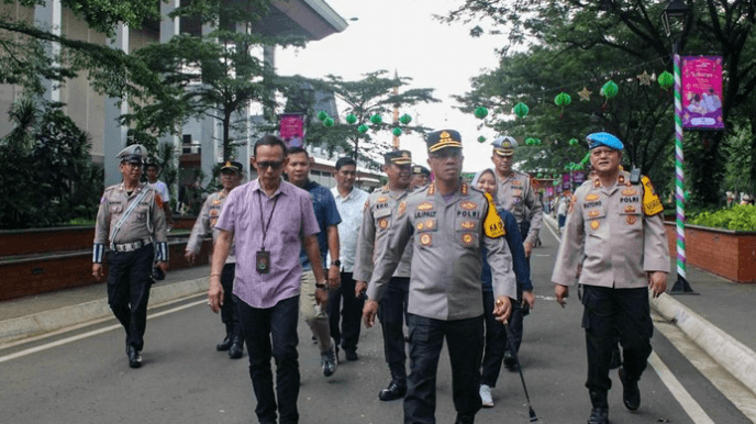 Patroli Jalan Kaki di TMII Polisi Pastikan Keamanan Selama Libur Lebaran