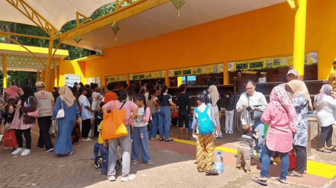Libur Lebaran Segera Usai, Kebun Binatang Ragunan Masih Ramai Pengunjung