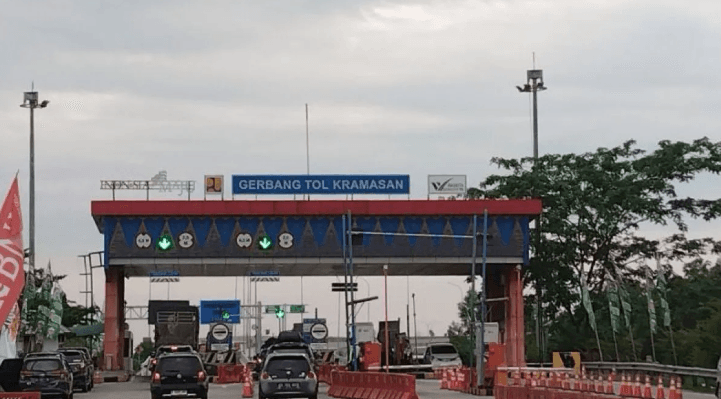 Pintu Masuk Tol Keramasan Ramai Kendaraan Arus Balik Lebaran