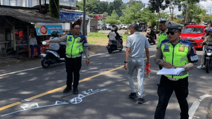 Mobil Bak Terbuka Hilang Kendali Sebabkan Tabrakan Beruntun di Cianjur