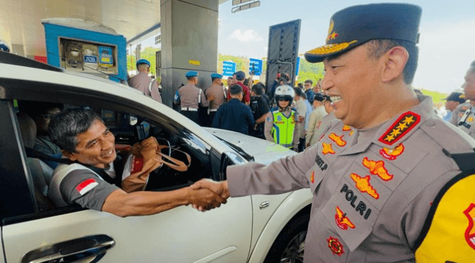 Pemudik kembali ke arah Jakarta jelang akhir libur Lebaran 2025 melalui alternatif Tol Cisumdawu