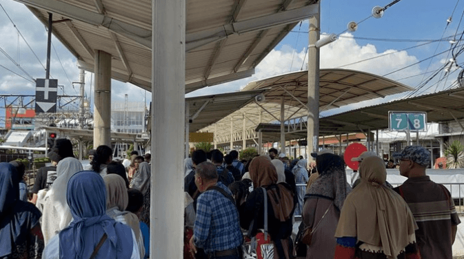 Arus Penumpang Ramai di Stasiun Bogor, Liburan Jadi Pilihan Warga