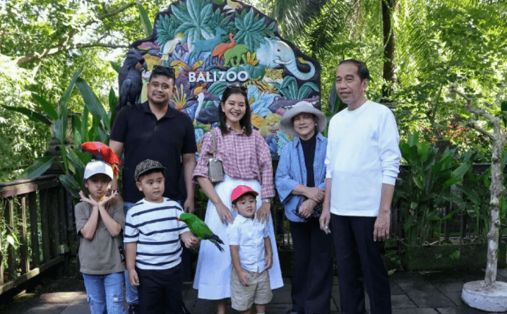 Jokowi dan Keluarga Kunjungi Bali Zoo, Ajak Cucu Belajar Konservasi Satwa