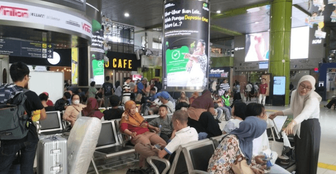 Penumpang Padati Stasiun Gambir Meski Libur Hampir Usai