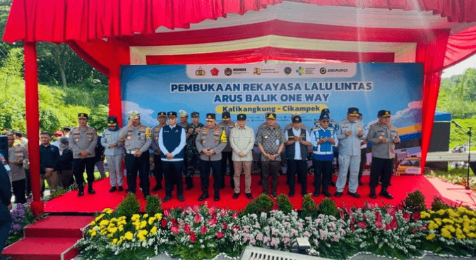 Kapolri Jenderal Listyo Sigit Prabowo memimpin pelepasan one way nasional di Tol Trans Jawa