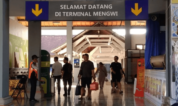 Arus Balik Lebaran: Ribuan Pemilir Padati Terminal Mengwi, Puncak Diperkirakan 6-7 April