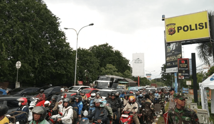 Polisi Terapkan Sistem Buka Tutup di Pantura Cirebon Saat Arus Balik Lebaran H+5
