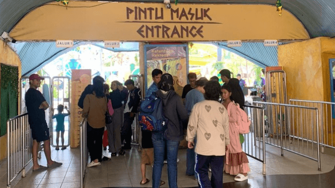 Pengunjung Nikmati Liburan Santai di Ancol pada Hari Terakhir Lebaran