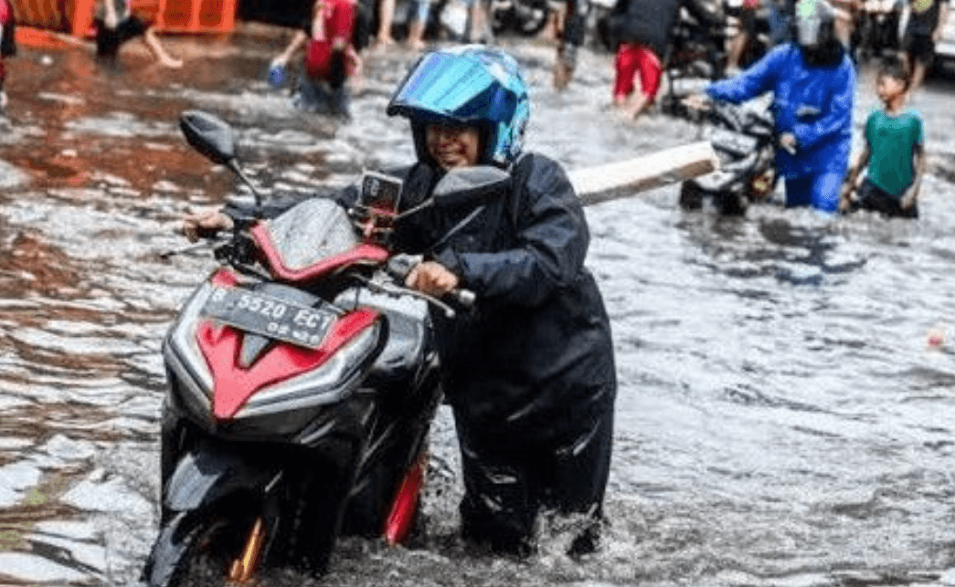 Hujan Deras Sebabkan Banjir di 8 RT dan 2 Jalan Jakarta, Air Capai 90 cm di Rawa Buaya