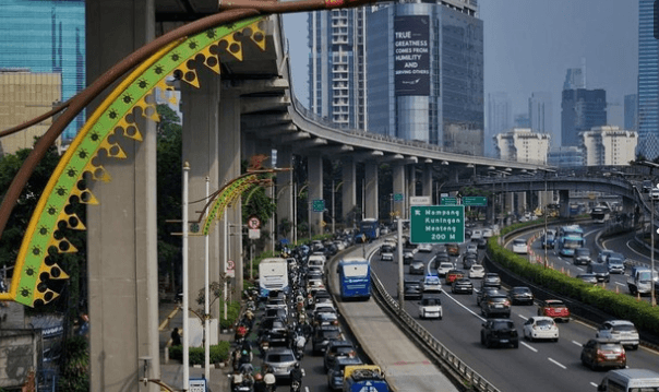 Hari Pertama Masuk Kerja Usai Lebaran, Lalu Lintas Tol Dalam Kota Pancoran Terpantau Ramai Lancar