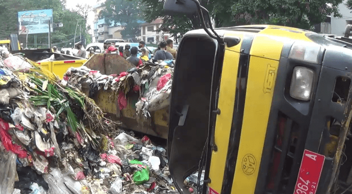Truk Sampah Terguling di Cileungsi, Jalan Tertutup Sebagian dan Viral di Media Sosial