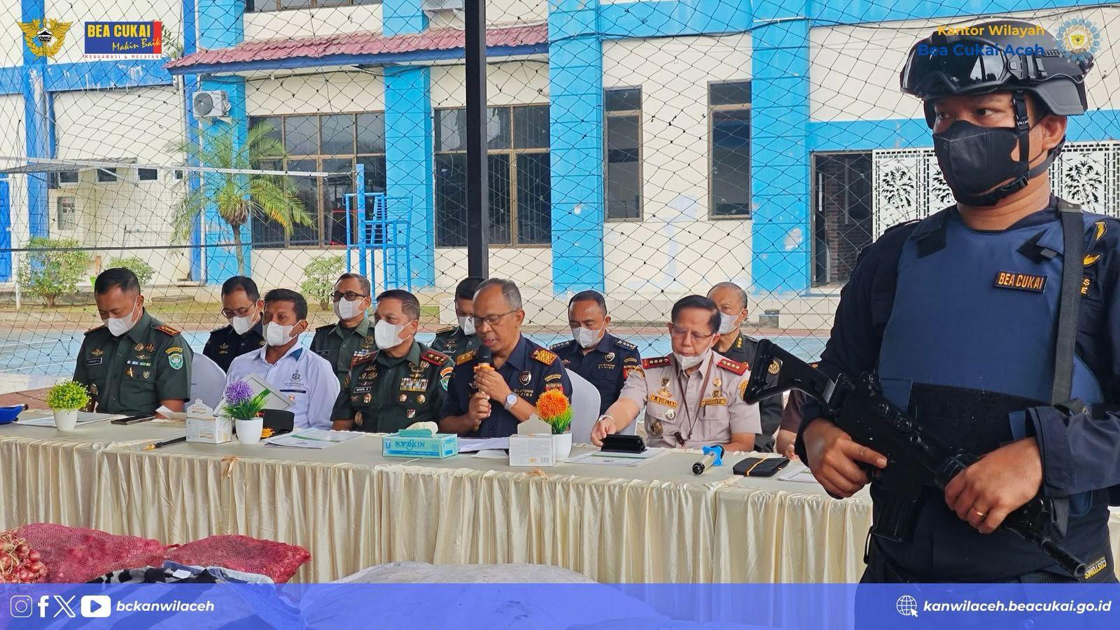 Kanwil Bea Cukai Aceh Musnahkan Ribuan Karung Bawang Merah dan Pakaian Bekas