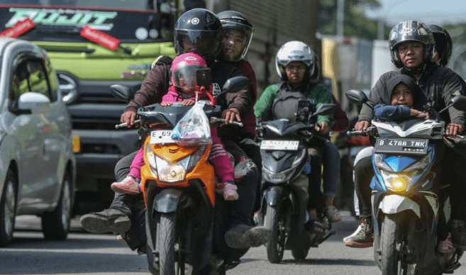 Anak-Anak Ikut Arus Balik Naik Motor, Ada yang Tertidur di Perjalanan