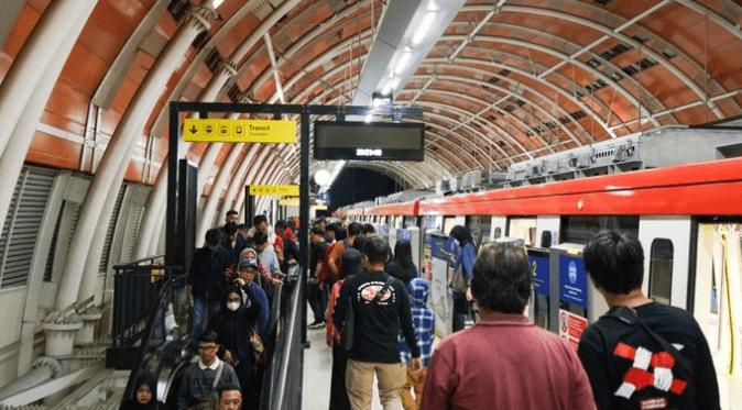 Lebih dari 2 Juta Penumpang Gunakan LRT Jabodebek Sepanjang Maret 2025