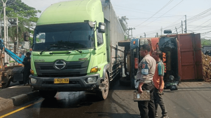 Kronologi Truk Sampah Terguling di Cileungsi Bogor, Sopir Luka-luka