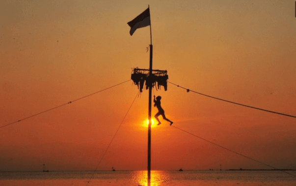 Lomba Panjat Pinang di Laut Meriahkan Lebaran Ketupat