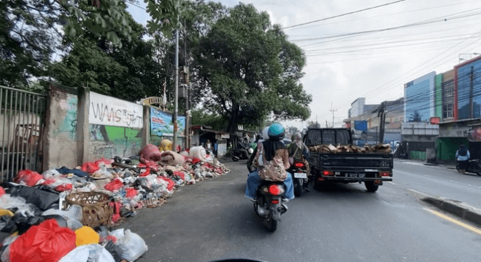 Tumpukan Sampah di Cimanggis Depok Hambat Lalu Lintas, Warga Keluhkan Bau dan Kemacetan