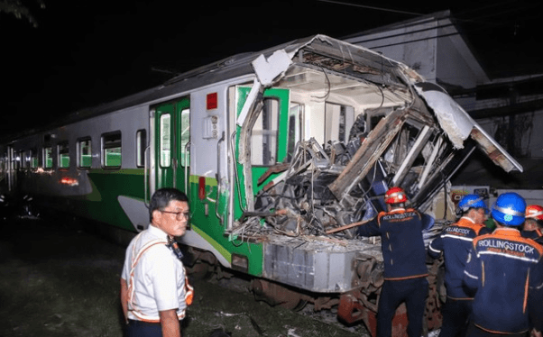 KA Jenggala Tabrak Truk Bermuatan Kayu di Gresik, Asisten Masinis Meninggal Dunia