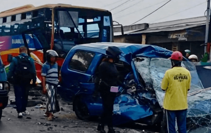 Kecelakaan Maut di Gresik: Satu Keluarga Tewas Saat Menuju Umrah, Diduga Mobil Selip