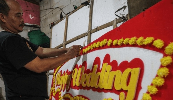 Dari Modal Nekat hingga Punya Rumah, Irwan Bertahan di Tengah Ketatnya Bisnis Bunga Papan