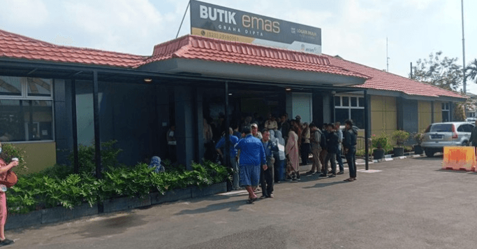 Antrean Panjang Warnai Pembelian Emas di Butik Logam Mulia Antam Pulogadung