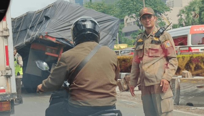 Truk Patah As Halangi Jalur Busway di MT Haryono, Lalu Lintas Arah Semanggi Macet Parah