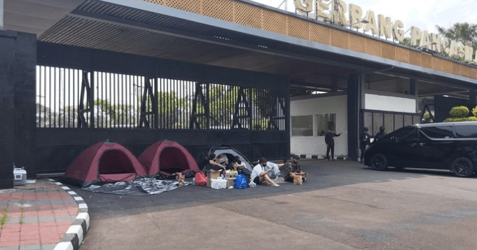 Tenda Aksi Penolak UU TNI Dibongkar Satpol PP di Depan DPR, Dianggap Langgar Ketertiban Umum