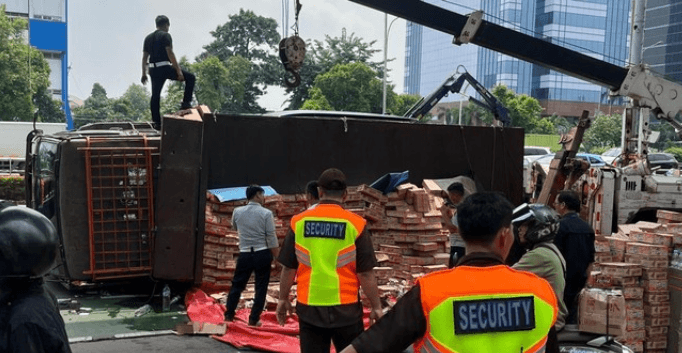 Truk Terguling dan Tumpahkan Muatan, Lalu Lintas Jakarta Selatan Lumpuh hingga Berjam-jam