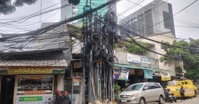 Kabel Semrawut di Kuningan Jaksel Bikin Warga Khawatir, Komika Ikut Sorot Lewat Media Sosial
