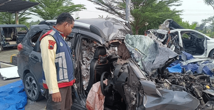 Mobil Lawan Arah 13 Km, Tabrakan dengan Bus Tewaskan Satu Warga Bogor
