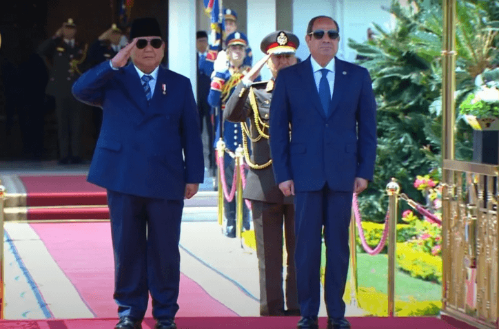 Prabowo Disambut Hangat Presiden Mesir El-Sisi di Istana Al-Ittihadiya Kairo