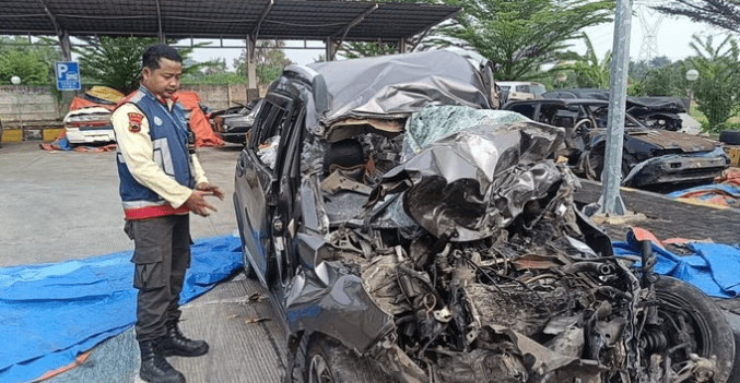 Tabrakan Maut di Tol Pekalongan, Mobil Lawan Arah Tabrak Bus Rombongan Bonek