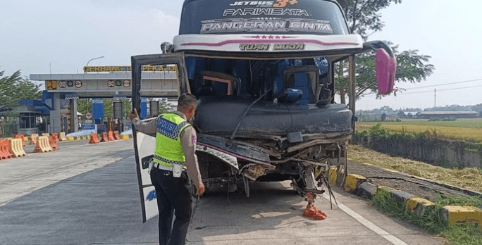 Bus Tabrakan dengan BRV di Tol Pekalongan, Semua Rombongan Bonek Selamat
