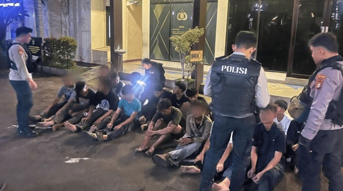 Polisi Tangkap 19 Remaja Diduga Hendak Tawuran di Jelambar, 7 Sajam Disita