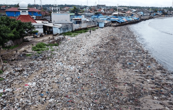 Sampah Cemari Teluk Labuan, Pandeglang: Tumpukan Terlihat dari Udara