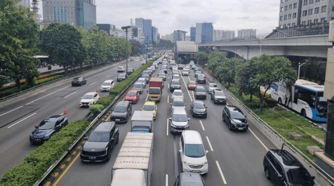 Lalin Tol Dalam Kota Arah Tebet Padat, Contraflow Diberlakukan Usai GT Halim