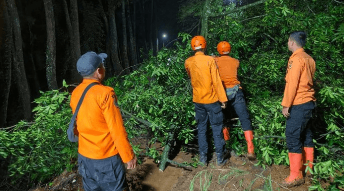 Longsor Tutup Jalan Alternatif Tapos–Pancawati, Tebing 14 Meter Ambruk Dihantam Hujan Deras